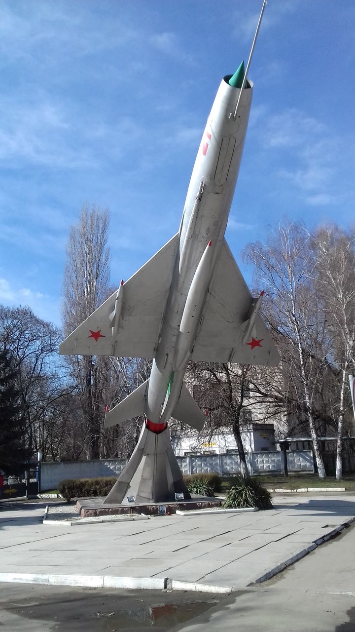 Самолет МИГ-21, установленный в честь награждения высшего военного авиационного училища орденом Красного Знамени, ул. Советской Армии, 224