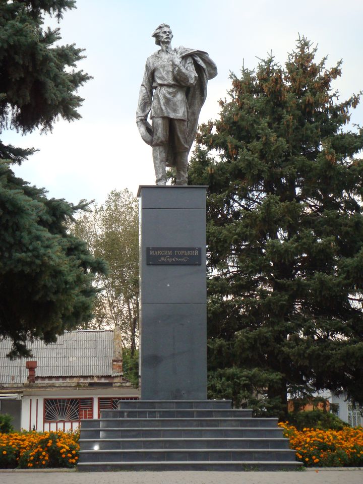 Памятник А.М. Горькому (Привокзальная площадь)
