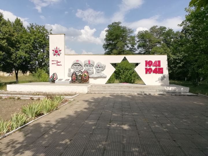 Братская могила советских воинов, погибших в боях с фашистскими захватчиками в 1942-1943 годы (пос. Заветный, центр)