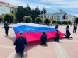 Молодежь Армавира развернула государственный флаг России на центральной площади города